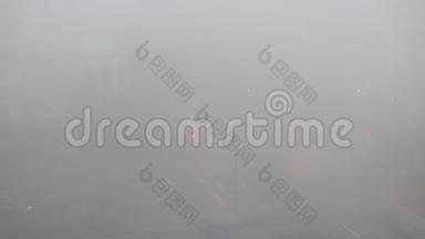 一辆车在一个有大雾的十字路口行驶的最高镜头